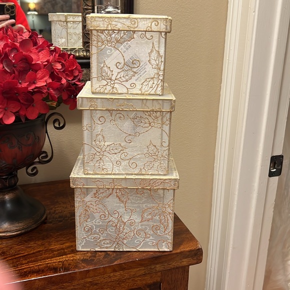 Set of 3 Vintage Christmas Nesting Boxes, Gold Filigree - Picture 7 of 17